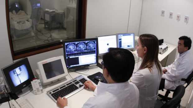 A pesquisadora Lucia Braga analisa imagens feitas por ressonância magnética no Centro Internacional de Neurociências, em Brasília