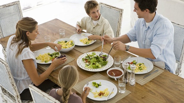 Hábito alimentar: é da interação entre os pais e os filhos durante a refeição que nasce a curiosidade da criança em experimentar novos alimentos