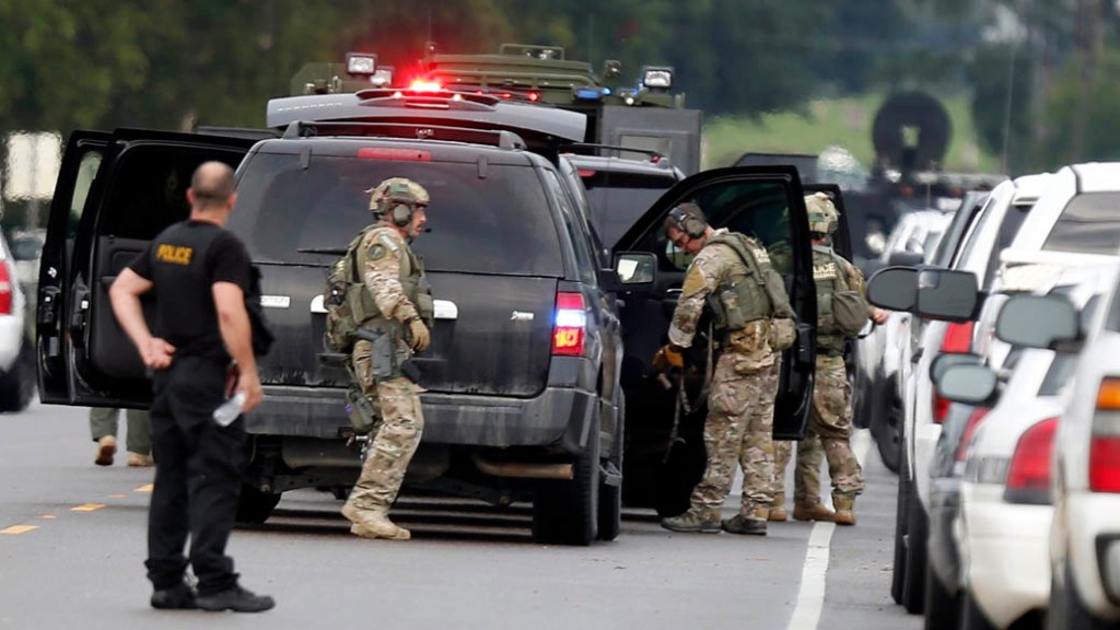 Equipe Swat da polícia dos Estados Unidos invadiu um banco rural no estado de Louisiana, e matou um homem armado que havia atirado em dois reféns