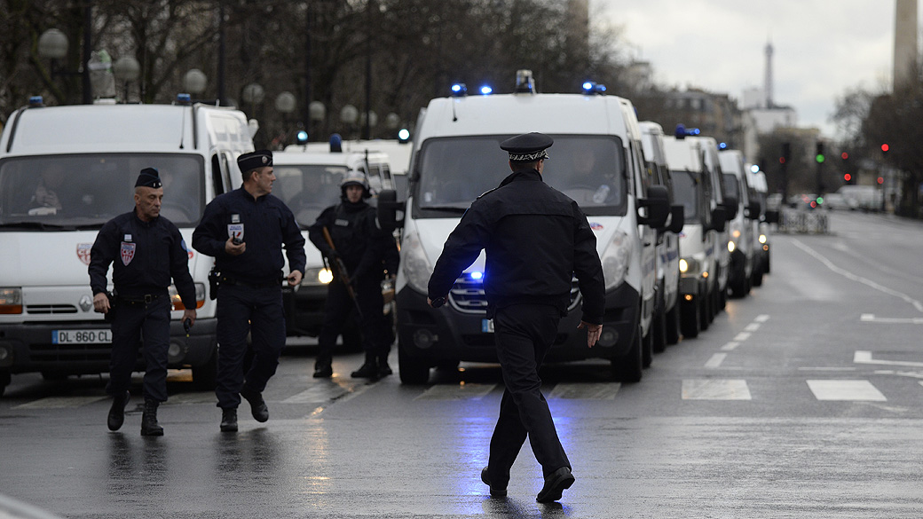 Um homem tomou ao menos 5 reféns num mercado kosher em Paris e houve tiroteio, segundo as agências e a imprensa local. Há ao menos um ferido, de acordo com a Reuters
