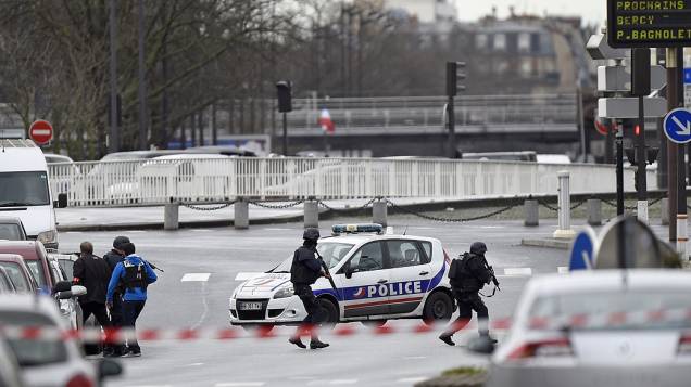 Um homem tomou ao menos 5 reféns num mercado kosher em Paris e houve tiroteio, segundo as agências e a imprensa local. Há ao menos um ferido, de acordo com a Reuters