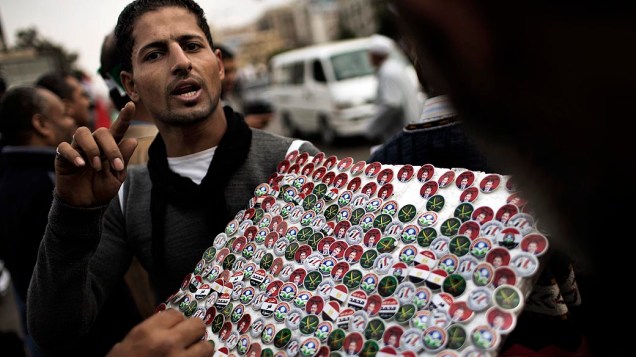 Vendedor de broches com imagens do presidente Mursi, no Cairo