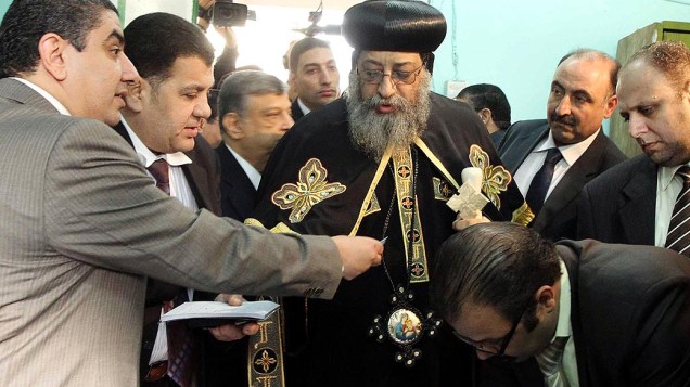 Papa Tawadros II, líder da minoria Cristã, votando sobre a nova Contituição, no Cairo