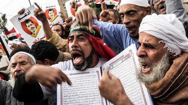 Manifestantes pró-Mursi com cópia da Constituição pouco antes do referendo, no Cairo