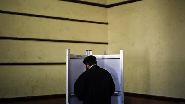 Sacerdote egípcio vota pelo referendo, no Delta do Nilo