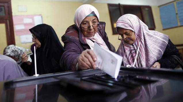 Mulheres votando durante o referendo sobre nova Constituição, no Egito