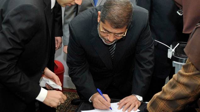 Presidente do Egito, Mohamed Mursi votando durante o referendo pela nova Constituição neste sábado, no Cairo
