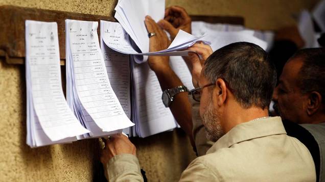 Eleitores votando durante o referendo sobre a nova Constituição, no Egito
