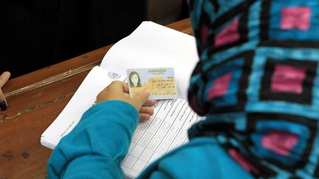 Votação durante o referendo sobre nova Constituição, no Egito