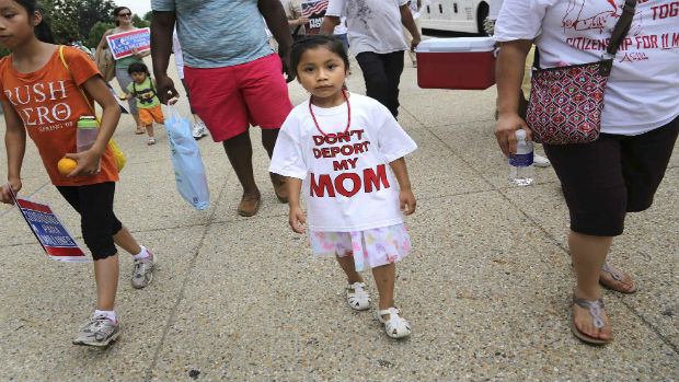 Criança usa camiseta em apoio à reforma imigratória durante manifestação nos EUA