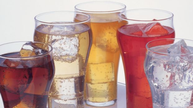 Bebidas adoçadas: consumo diário de refrigerantes aumenta riscos de pedras nos rins