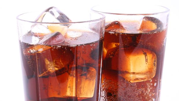 De acordo com novo estudo, o consumo diário de bebidas açucaradas foi associado ao aumento dos níveis de gordura visceral em adultos