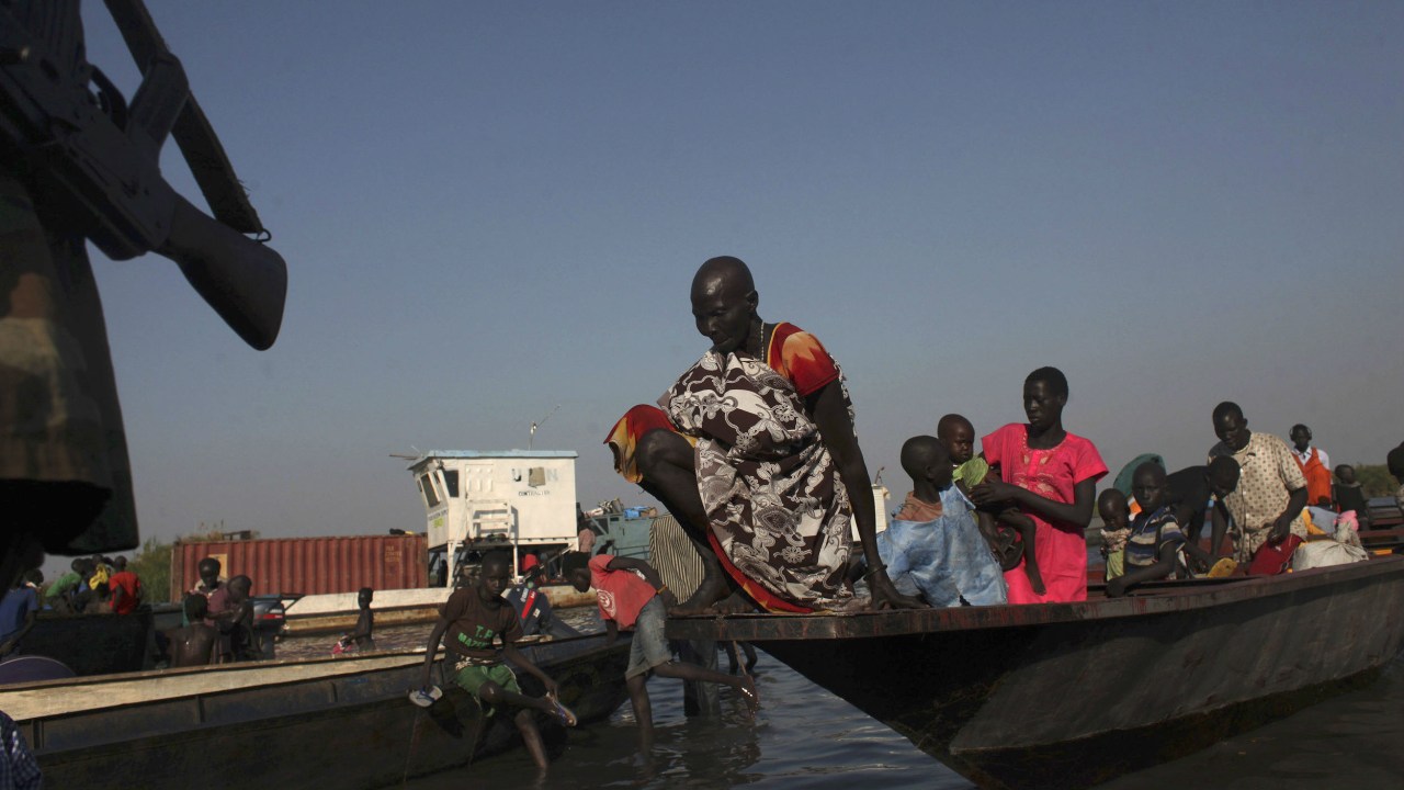 Refugiados do Sudão do Sul estão atravessando o Rio Nilo para fugir da guerra civil
