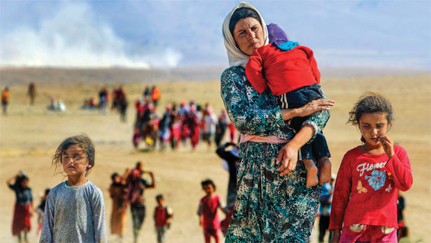 FUGA - Milhares de yazidis percorrem dezenas de quilômetros a pé pelo deserto rumo à Síria, depois de escapar de uma montanha cercada por terroristas, na semana passada