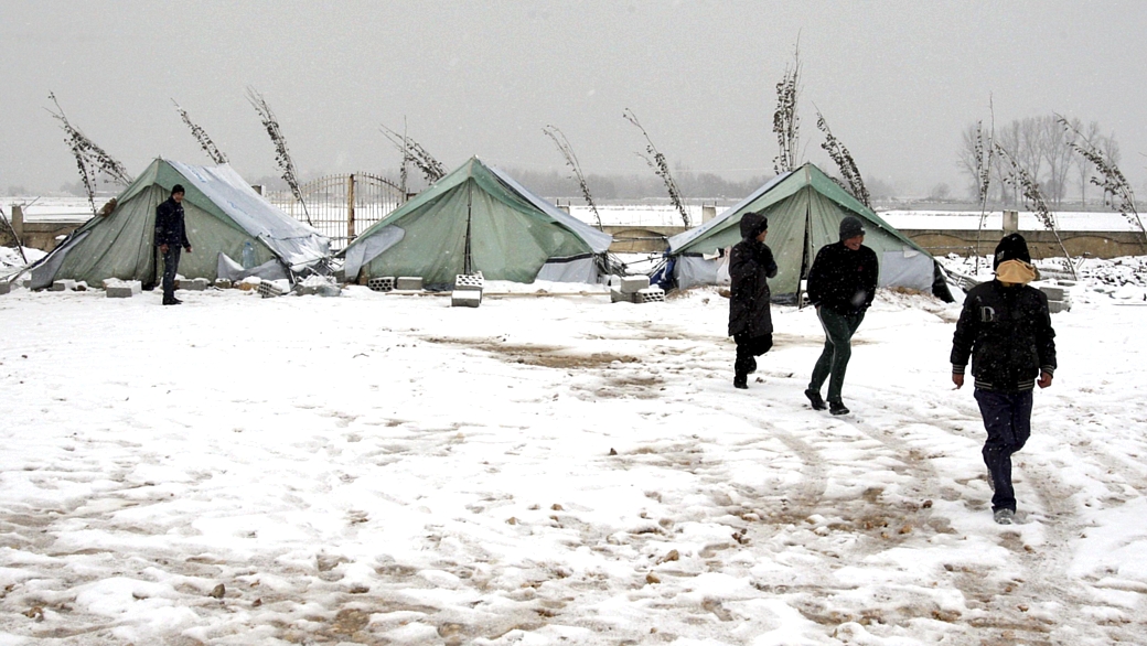 Refugiados sírios enfrentam o frio em campo do Líbano