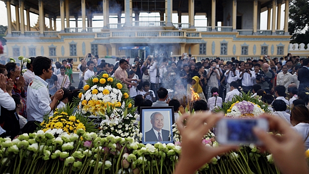 Corpo do ex-rei do Camboja, Norodom Sihanouk, foi recebido na capital do país