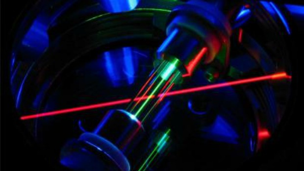 O laser é utilizado para resfriar o átomo de tório até temperaturas próximas do zero absoluto