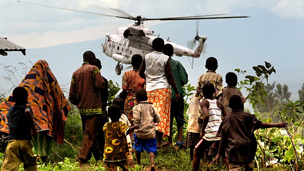 Refugiados veem helicóptero da ONU aterrissar em campo das forças de paz