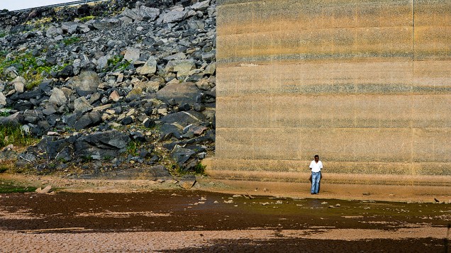 <p>Funcionário caminha pela área da represa Jaguari, que faz parte do Sistema Cantareira, em Bragança Paulista, no interior de São Paulo, que está 8 metros abaixo do seu nível de vazão devido à falta de chuvas</p> <p>Funcionário caminha pela área da represa Jaguari, que faz parte do Sistema Cantareira, em Bragança Paulista, no interior de São Paulo, que está 8 metros abaixo do seu nível de vazão devido à falta de chuvas</p>