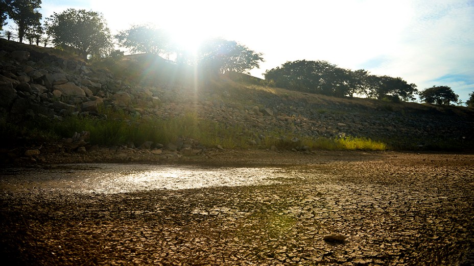 <p>Vista da represa Jaguari, que faz parte do Sistema Cantareira, em Bragança Paulista, no interior de São Paulo, que está 8 metros abaixo do seu nível de vazão devido à falta de chuvas</p>
