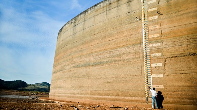 <p>Funcionário mostra o indicador de nível do reservatório Jaguari, que faz parte do Sistema Cantareira, na região de Vargem</p>