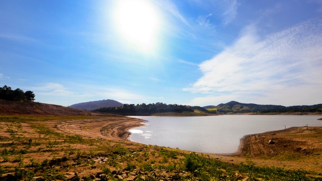 <p>Vista da represa Jaguari, que faz parte do Sistema Cantareira, em Bragança Paulista, no interior de São Paulo, que está 8 metros abaixo do seu nível de vazão devido à falta de chuvas</p> <p>Vista da represa Jaguari, que faz parte do Sistema Cantareira, em Bragança Paulista, no interior de São Paulo, que está 8 metros abaixo do seu nível de vazão devido à falta de chuvas</p>