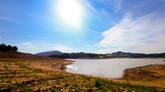 <p>Vista da represa Jaguari, que faz parte do Sistema Cantareira, em Bragança Paulista, no interior de São Paulo, que está 8 metros abaixo do seu nível de vazão devido à falta de chuvas</p>