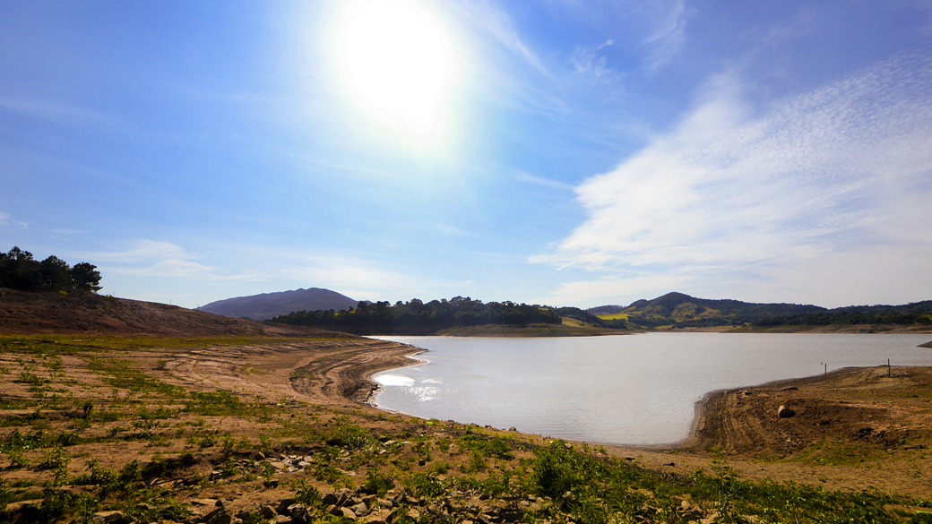 Vista da represa Jaguari, que faz parte do Sistema Cantareira, em Bragança Paulista, no interior de São Paulo, que está 8 metros abaixo do seu nível de vazão devido à falta de chuvas