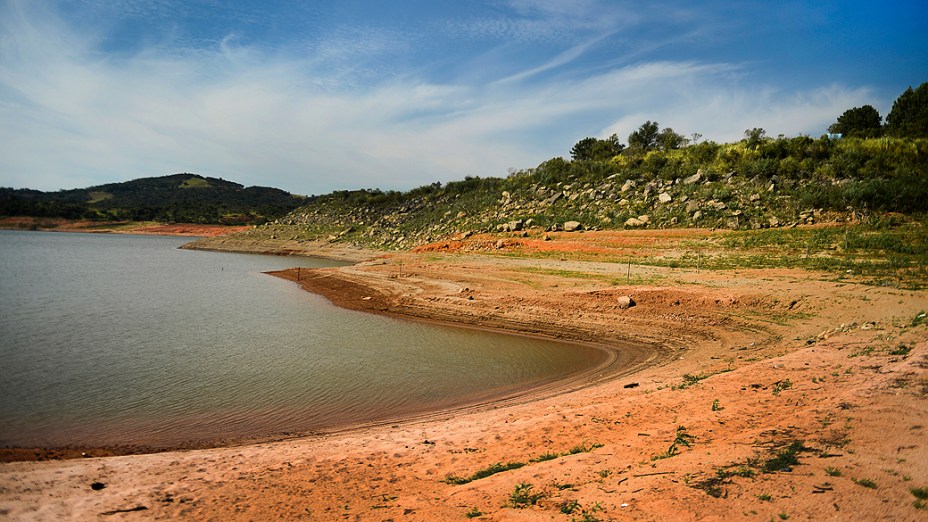 <p>Vista da represa Jaguari, que faz parte do Sistema Cantareira, em Bragança Paulista, no interior de São Paulo, que está 8 metros abaixo do seu nível de vazão devido à falta de chuvas</p>