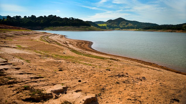 <p>Vista da represa Jaguari, que faz parte do Sistema Cantareira, em Bragança Paulista, no interior de São Paulo, que está 8 metros abaixo do seu nível de vazão devido à falta de chuvas</p>