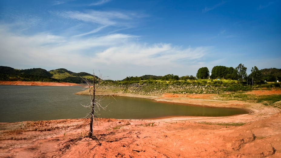 <p>Vista da represa Jaguari, que faz parte do Sistema Cantareira, em Bragança Paulista, no interior de São Paulo, que está 8 metros abaixo do seu nível de vazão devido à falta de chuvas</p>