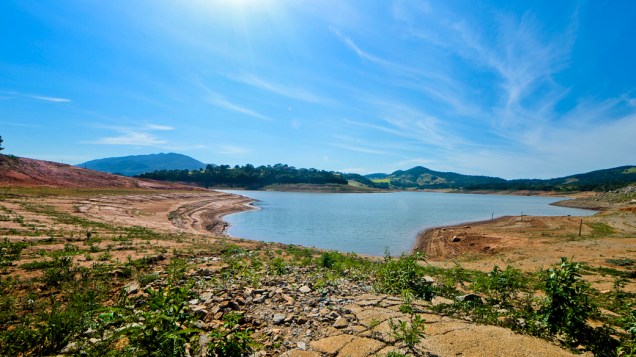 <p>Vista da represa Jaguari, que faz parte do Sistema Cantareira, em Bragança Paulista, no interior de São Paulo, que está 8 metros abaixo do seu nível de vazão devido à falta de chuvas</p>