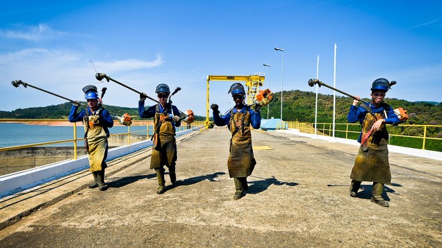 <p>Funcionários caminham pela área da represa Jaguari, que faz parte do Sistema Cantareira, em Bragança Paulista, no interior de São Paulo, que está 8 metros abaixo do seu nível de vazão devido à falta de chuvas</p>