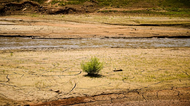 <p>Vista da represa Jaguari, que faz parte do Sistema Cantareira, em Bragança Paulista, no interior de São Paulo, que está 8 metros abaixo do seu nível de vazão devido à falta de chuvas</p> <p>Vista da represa Jaguari, que faz parte do Sistema Cantareira, em Bragança Paulista, no interior de São Paulo, que está 8 metros abaixo do seu nível de vazão devido à falta de chuvas</p>