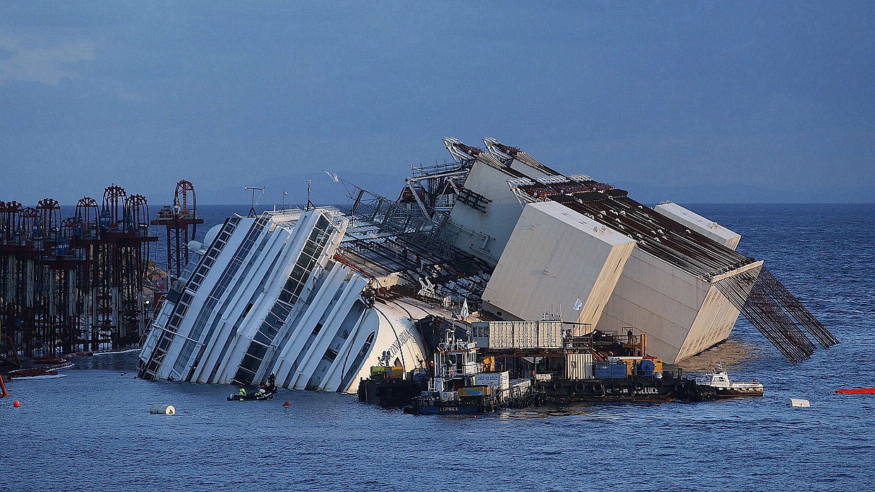 Costa Concordia ganhou boias laterais para início de operação que vai desvirar o navio