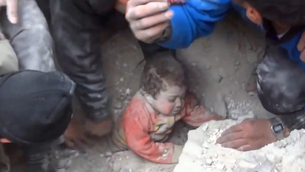 Bebê é resgatado de escombros na Síria