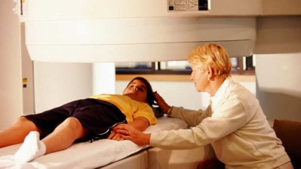 O exame de imagens por ressonância magnética já existe na maioria dos hospitais.