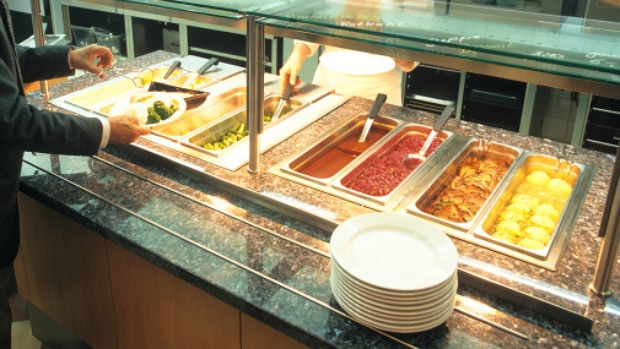 Entre os paulistanos que fazem ao menos uma refeição por dia fora de casa, 26% têm hipertensão
