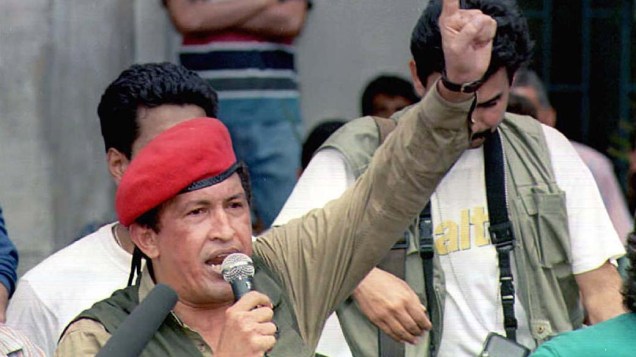 Hugo Chávez em passeata no Dia do Trabalho em Caracas, Venezuela, em 1996