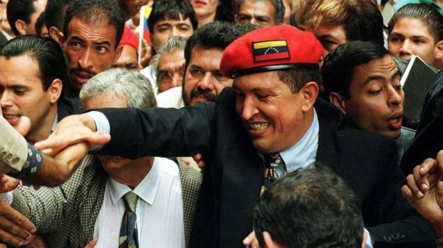 Hugo Chávez chegando ao conselho eleitoral para registrar seu partido "Movimiento V Republica" em Caracas, Venezuela, em 29 de julho de 1997