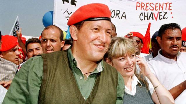 Ao lado da mulher, Marisabel, durante marcha em Caracas que abriu oficialmente sua campanha eleitoral para presidente da Venezuela, em agosto de 1998