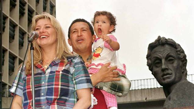 Com a mulher Marisabel e a filha Rosaines em comício em Caracas, em outubro de 1998