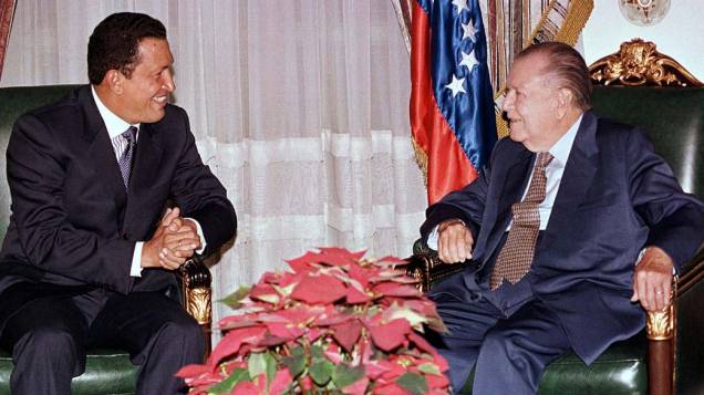 Hugo Chávez em conversa com seu antecessor Rafael Caldera após vencer as eleições presidenciais de dezembro de 1998 com 56% dos votos