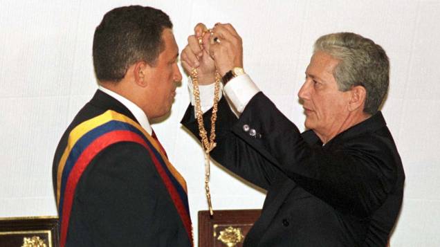 Chávez recebe o colar de Simon Bolívar durante cerimônia de posse em 2 de fevereiro de 1999