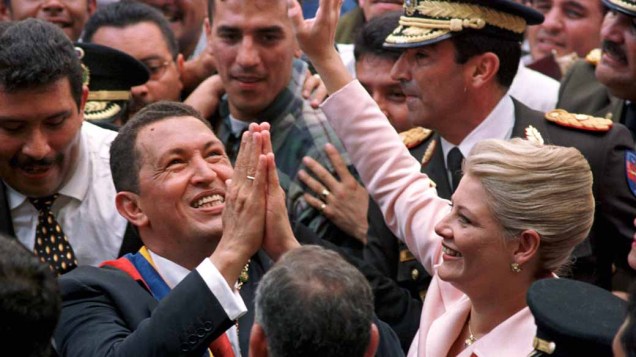 Chávez e a mulher Marisabel rumo ao palácio presidencial em Caracas, Venezuela, em fevereiro de 1999