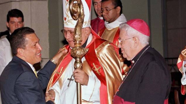 Hugo Chávez com o arcebispo de Caracas Mario Moronta na catedral de Caracas, em fevereiro de 1999