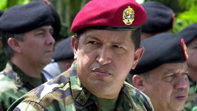 Hugo Chávez com militares do exército em Valência, Venezuela, em junho do ano 2000