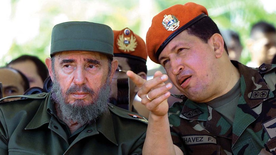 Com Fidel Castro durante a apresentação de plano econômico para pescadores na baía de Pampatar, Venezuela, em agosto de 2001
