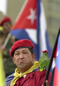 Hugo Chávez com um papagaio usando sua boina durante passeata a seu favor em Caracas, Venezuela