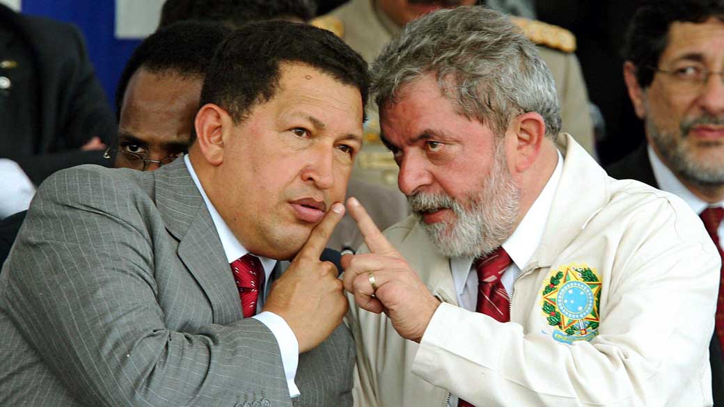 Hugo Chávez e Lula durante cerimônia de inauguração de uma refinaria de petróleo montada em acordo dos dois países no Recife